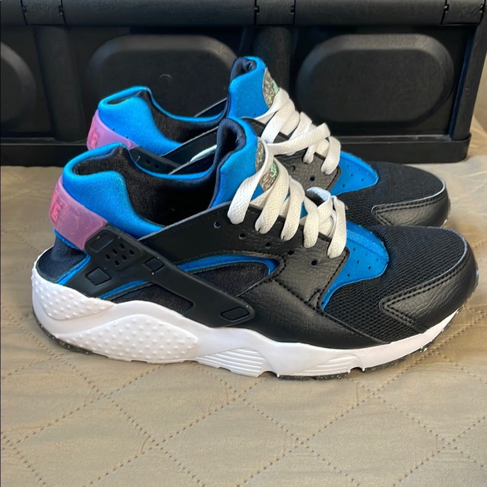 Nike Black and Blue Huarache Sneakers with Signature Heel Strap